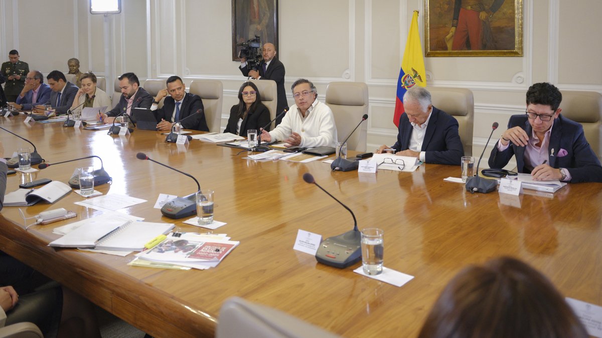 Fotografía cedida por la Presidencia de Colombia que muestra al mandatario colombiano, Gustavo Petro (c), hablando durante una reunión con su gabinete.