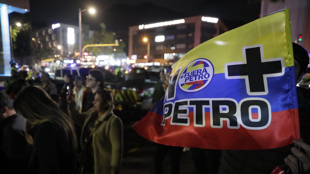 Una persona sostiene un cartel a las afueras de la Fundación Santa Fe donde fue trasladado el senador colombiano Miguel Uribe Turbay este sábado, en Bogotá (Colombia).