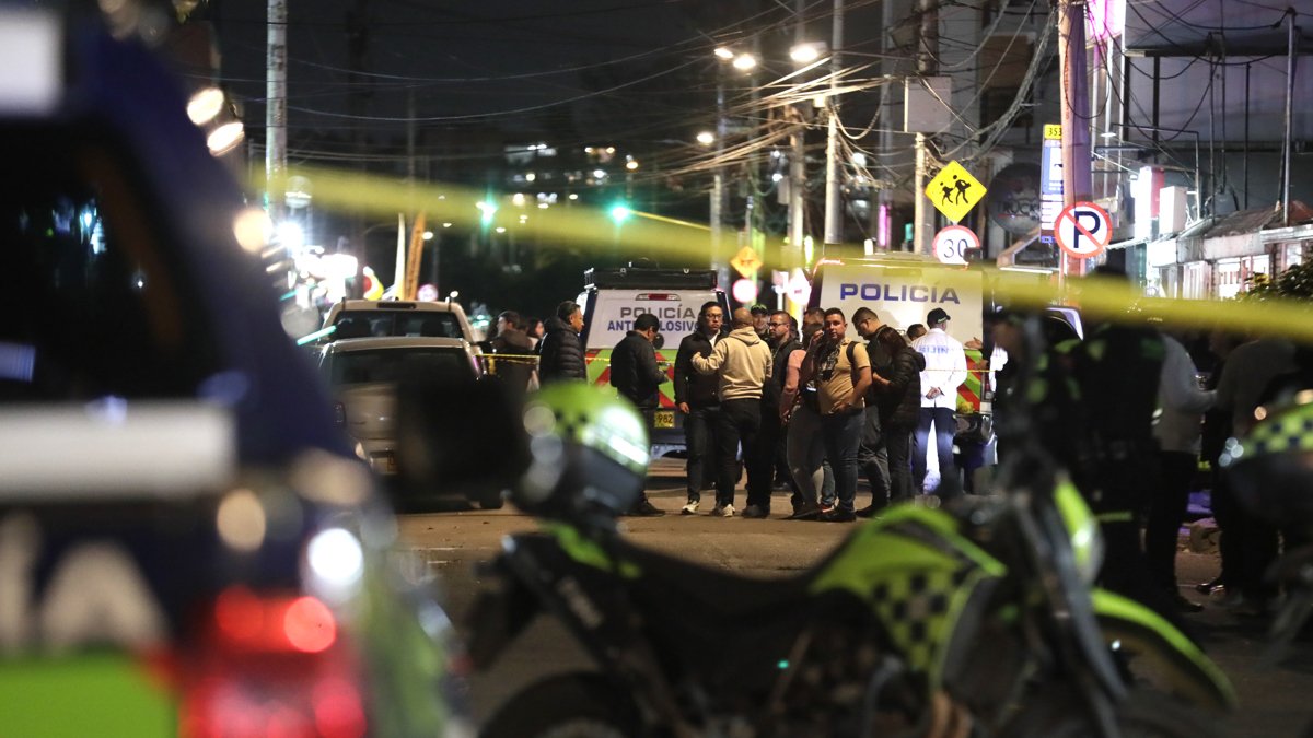 Integrantes de la Policía Nacional de Colombia fueron captados este sábado, 7 de junio, al custodiar la zona del atentado dónde fue herido el senador colombiano Miguel Uribe Turbay.