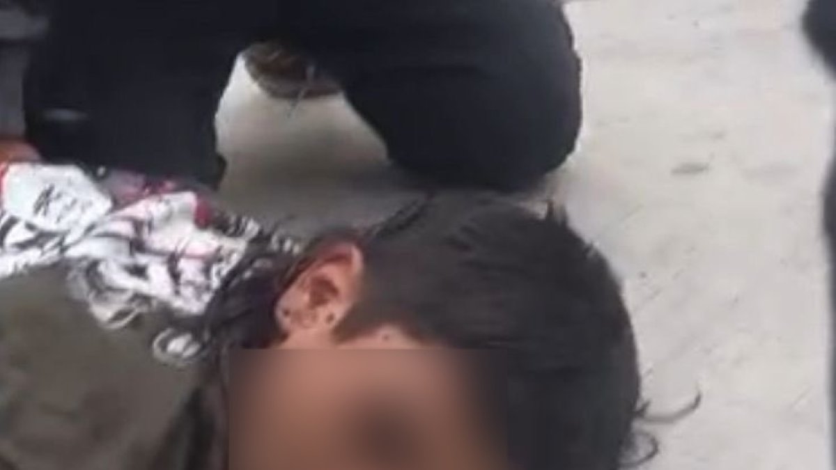 El sujeto fue sometido por uniformados, aparentemente herido en una de sus piernas.