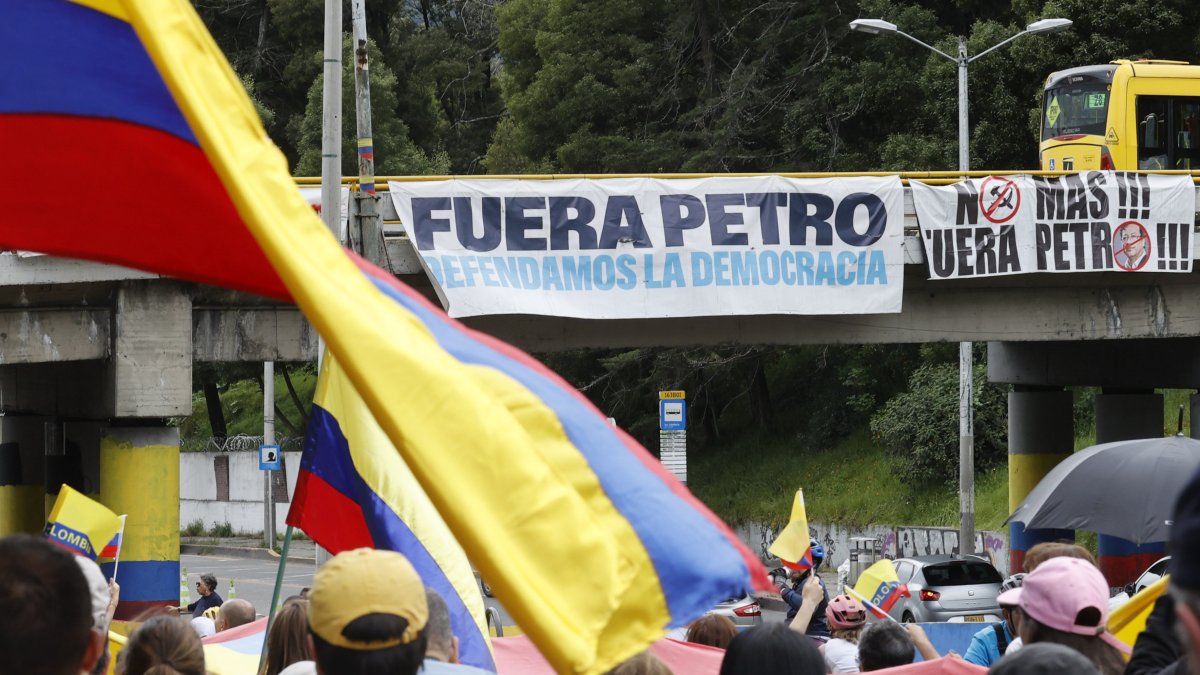 Personas participan en una caminata por la paz y en apoyo al senador Miguel Uribe Turbay