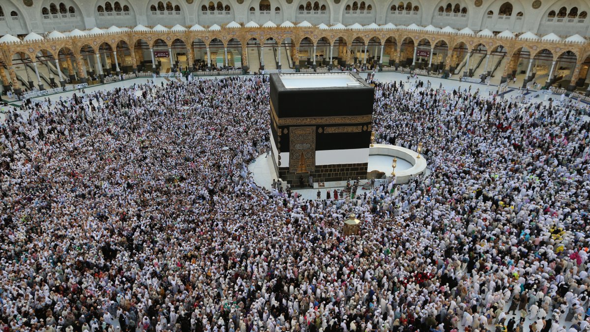 Musulmanes realizan el Tawaf (circunvalación) alrededor de la Kaaba, el lugar más sagrado del Islam.