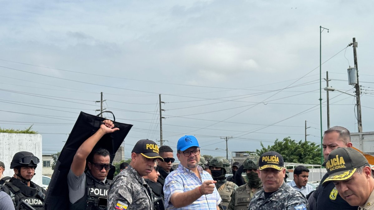 El ministro del Interior, John Reimberg, en una presentación de resultados de un operativo ejecutado en Durán.