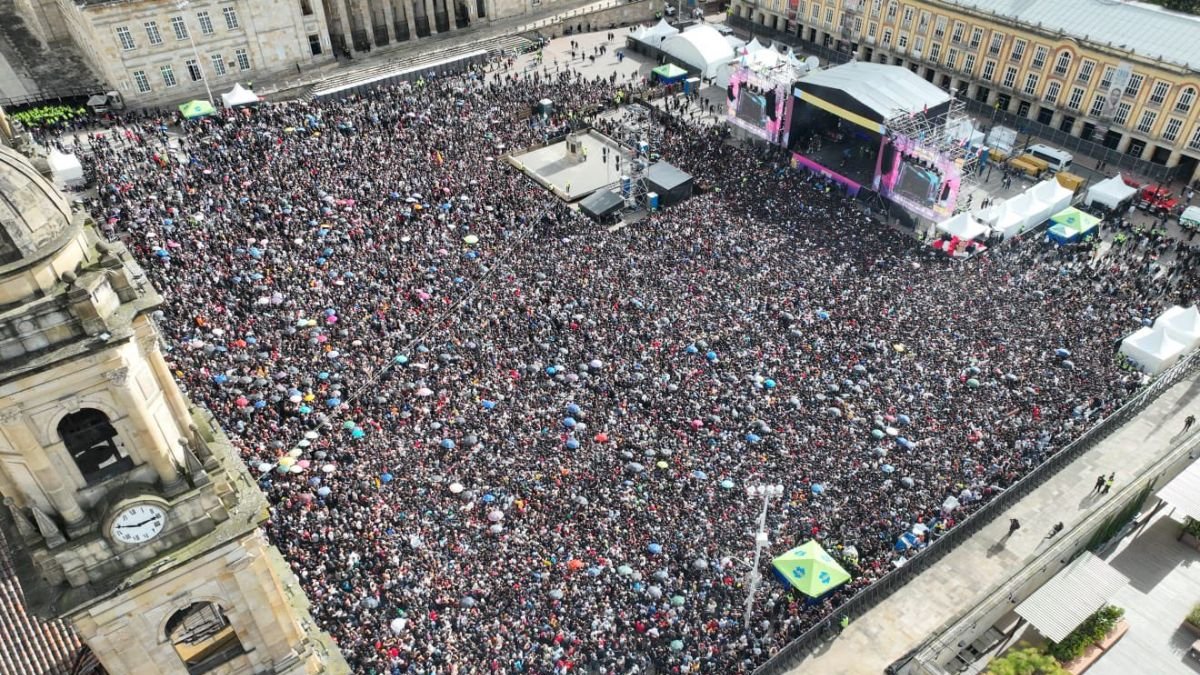 Miles de asistentes en el denominado Concierto de la Esperanza, que se desarrolla en Bogotá este domingo 8 de junio en medio del impacto social que vive Colombia ante el atentado contra Miguel Uribe.