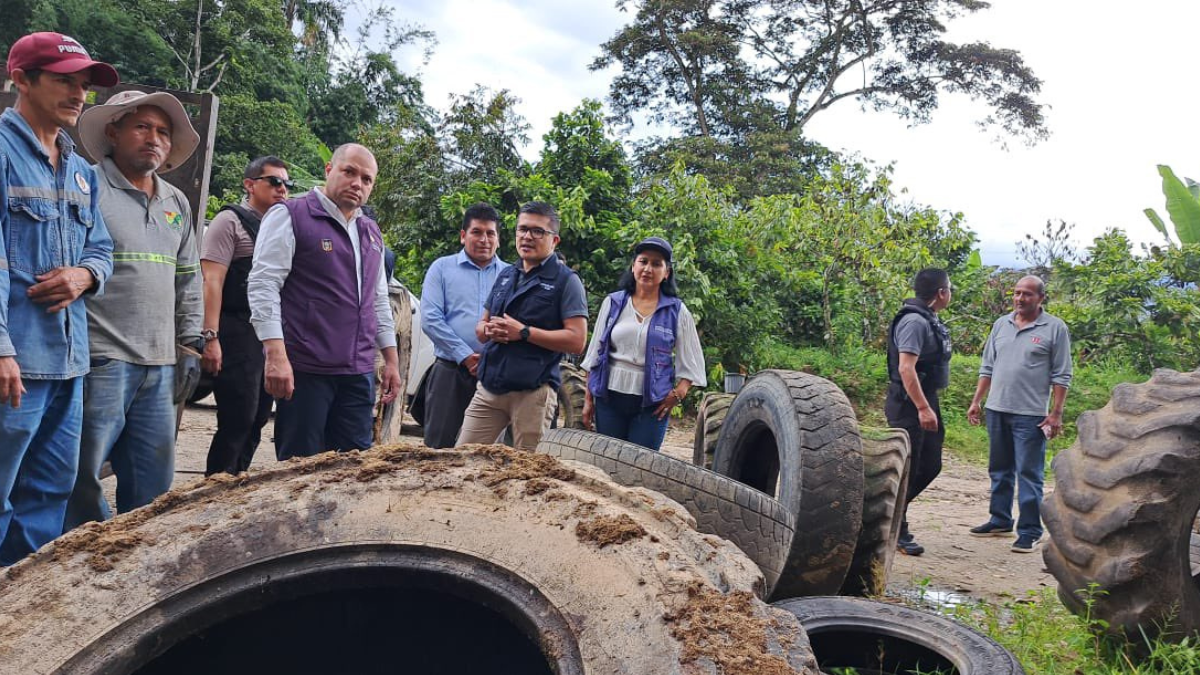 Juan Bernardo Sánchez, ministro de Salud, en Zamora Chinchipe. Revisó sitios en los que busca evitar la propagación de criaderos de mosquitos transmisores de enfermedades.