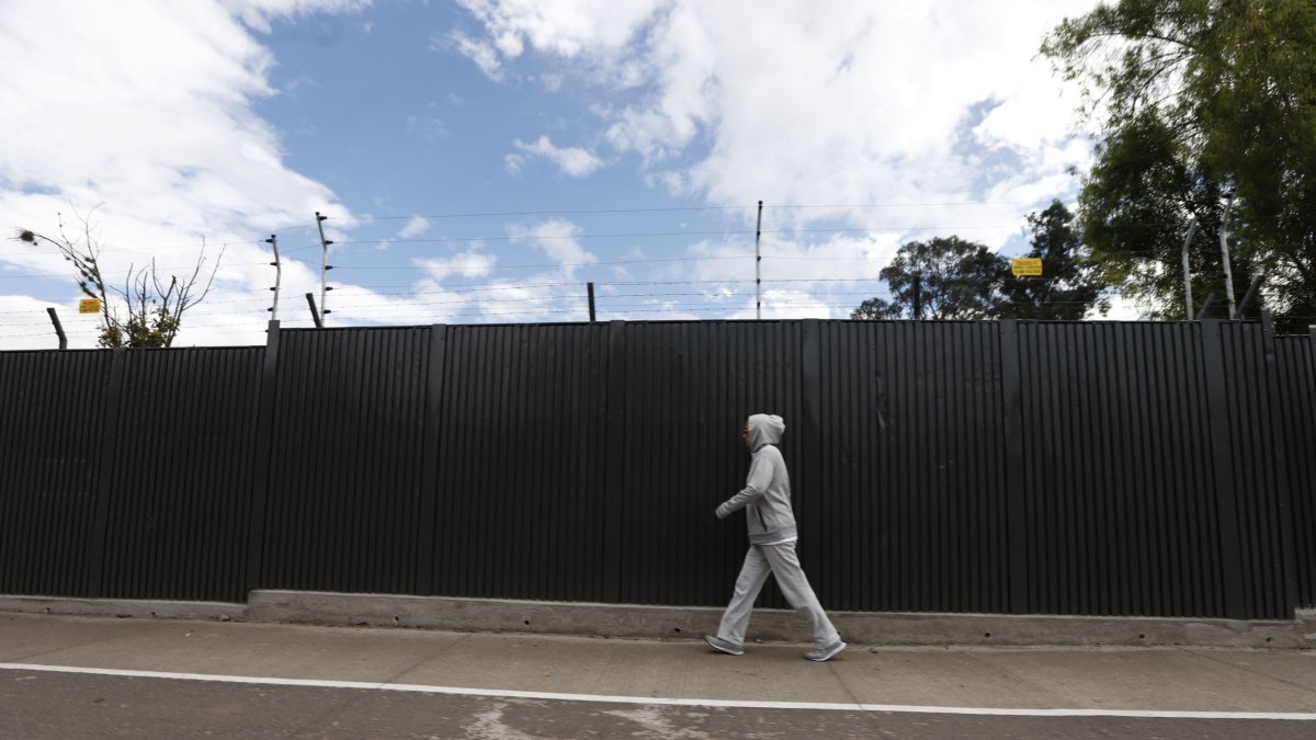 Preocupación.  Los vecinos cuestionan que se haya colocado este cerco al pie de la quebrada Rumihuaico.