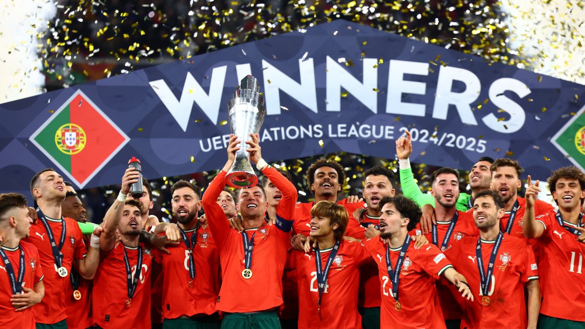 Cristiano Ronaldo levanta el trofeo de la Nations League ante la celebración de todos sus compañeros.