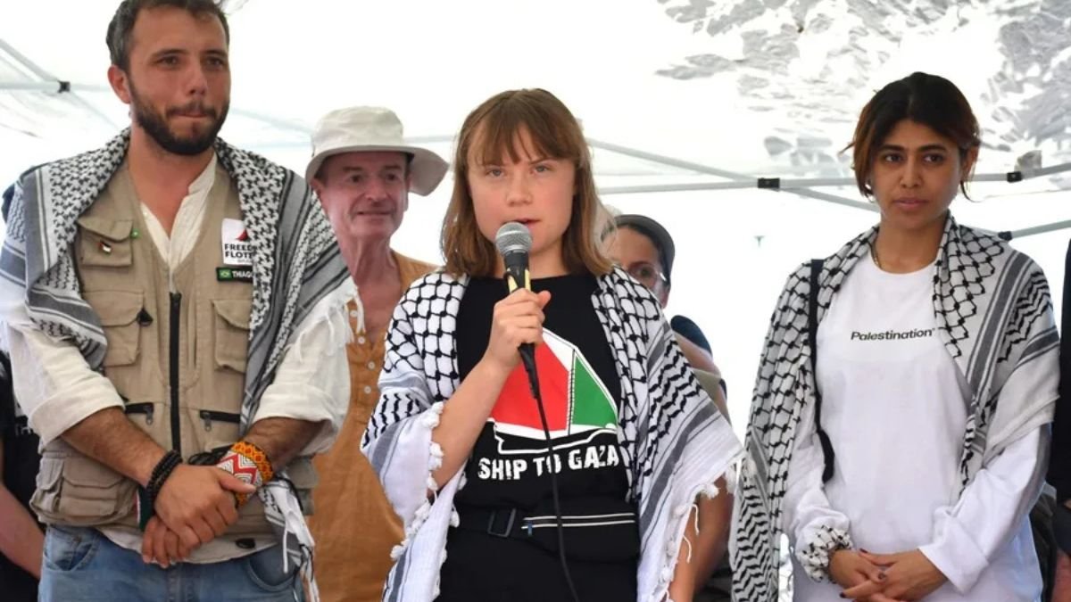 La activista Greta Thunberg (c) durante una escala del barco Madleen en Catania, Italia.