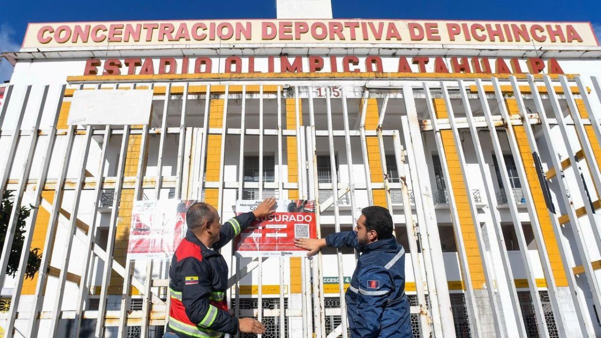Personal de la AMC colocó los sellos de clsusura en los accesos del Estadio Olímpico Atahualpa