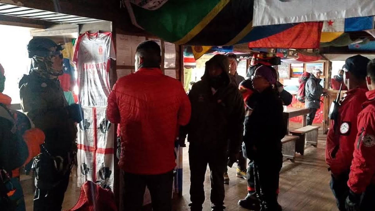 Los ciudadanos fueron rescatados y valorados medicamente por los bomberos.