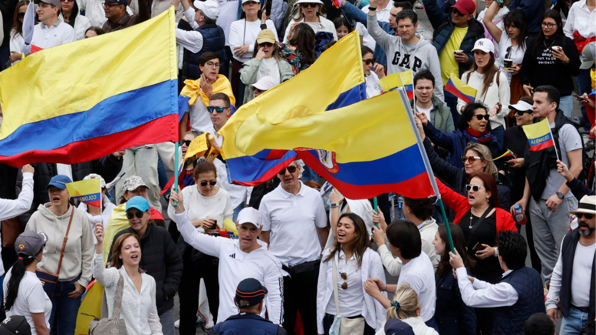 Personas participan en una caminata por la paz y en apoyo al senador Miguel Uribe.
