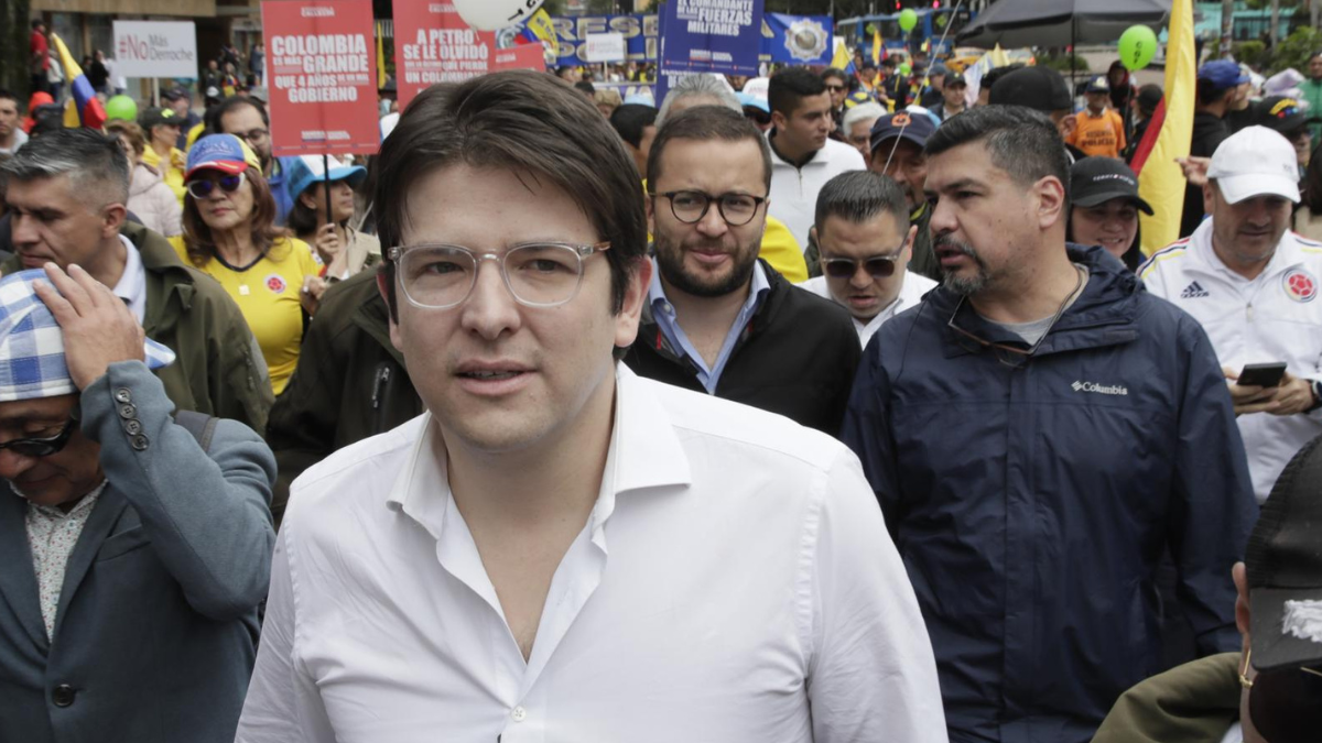Fotografía de archivo del 23 de noviembre de 2024 del senador de la oposición Miguel Uribe (c) en Bogotá (Colombia).