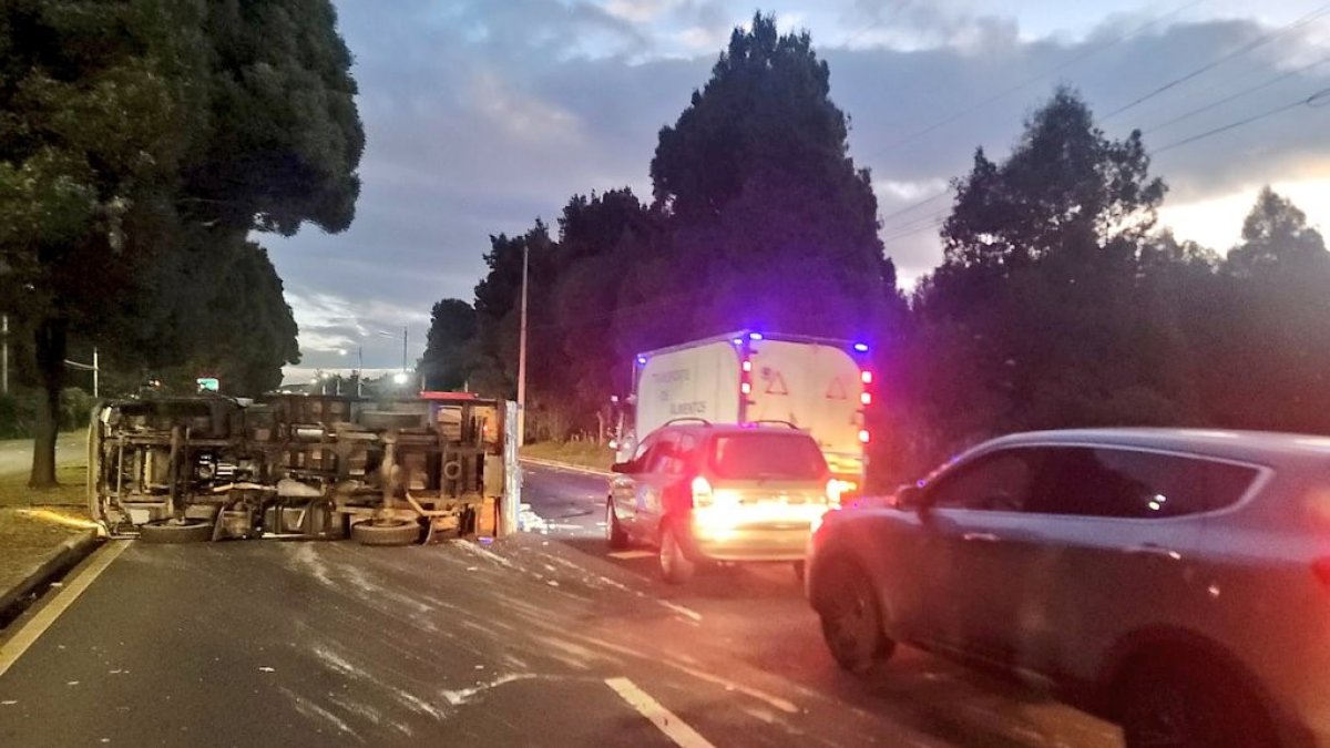 El camión accidentado quedó detenido sobre dos carriles de la avenida Simón Bolívar, en el sector del parque Metropolitano del Sur.
