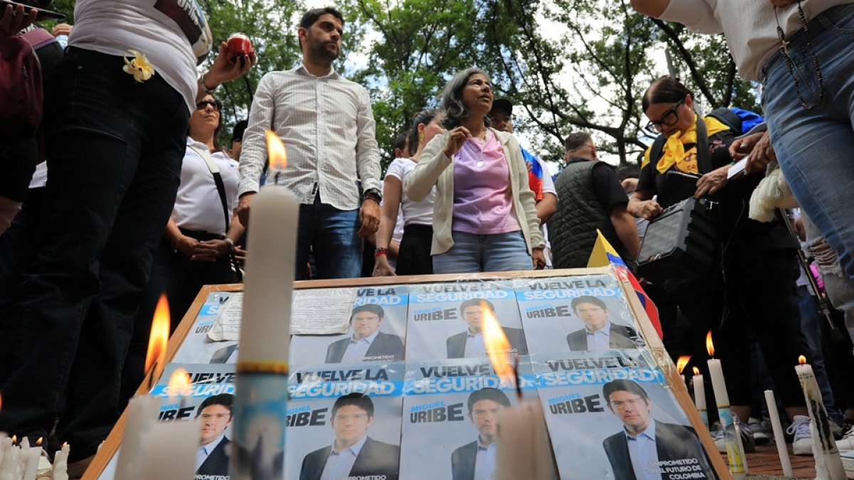 La gente enciende velas durante una protesta contra la violencia y a favor de la paz en Medellín, Colombia, el 8 de junio de 2025, un día después del ataque al candidato presidencial Miguel Uribe.