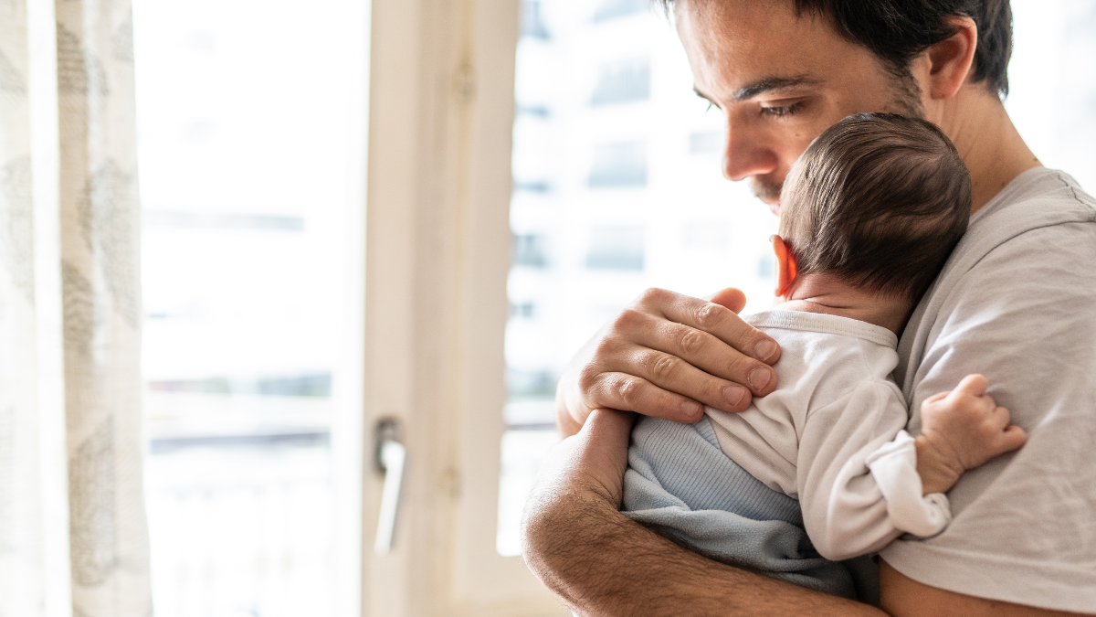 Cada vez más padres se involucran activamente en la crianza de sus hijos, rompiendo viejos estereotipos.