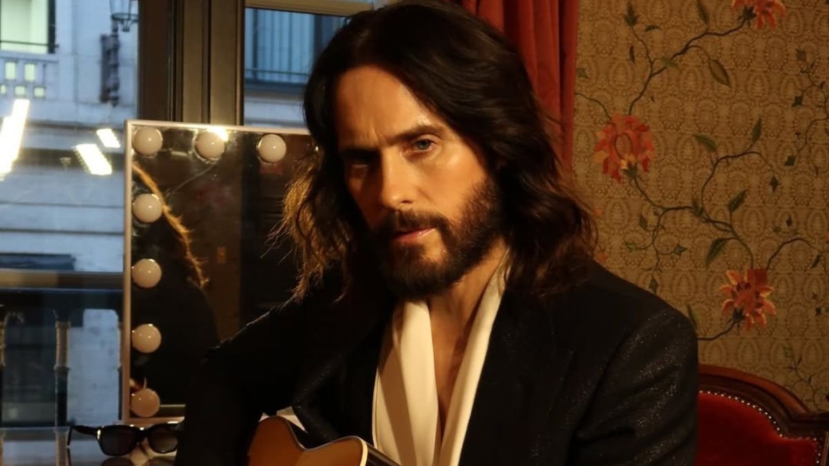 Jared Leto durante una sesión de fotos para su carrusel de Instagram durante la Semana de la Moda de París (Paris Fashion Week).