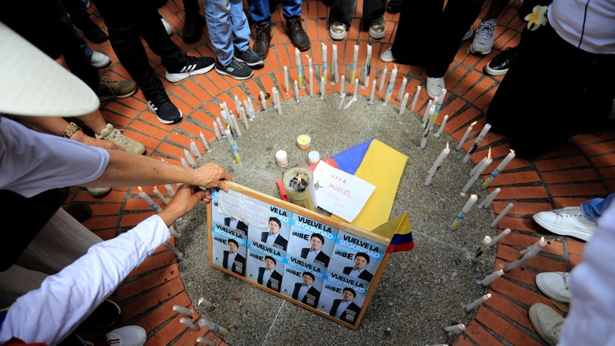 La gente enciende velas durante una protesta contra la violencia y a favor de la paz en Medellín, Colombia, el 8 de junio de 2025, el día después del ataque al candidato presidencial Miguel Uribe.