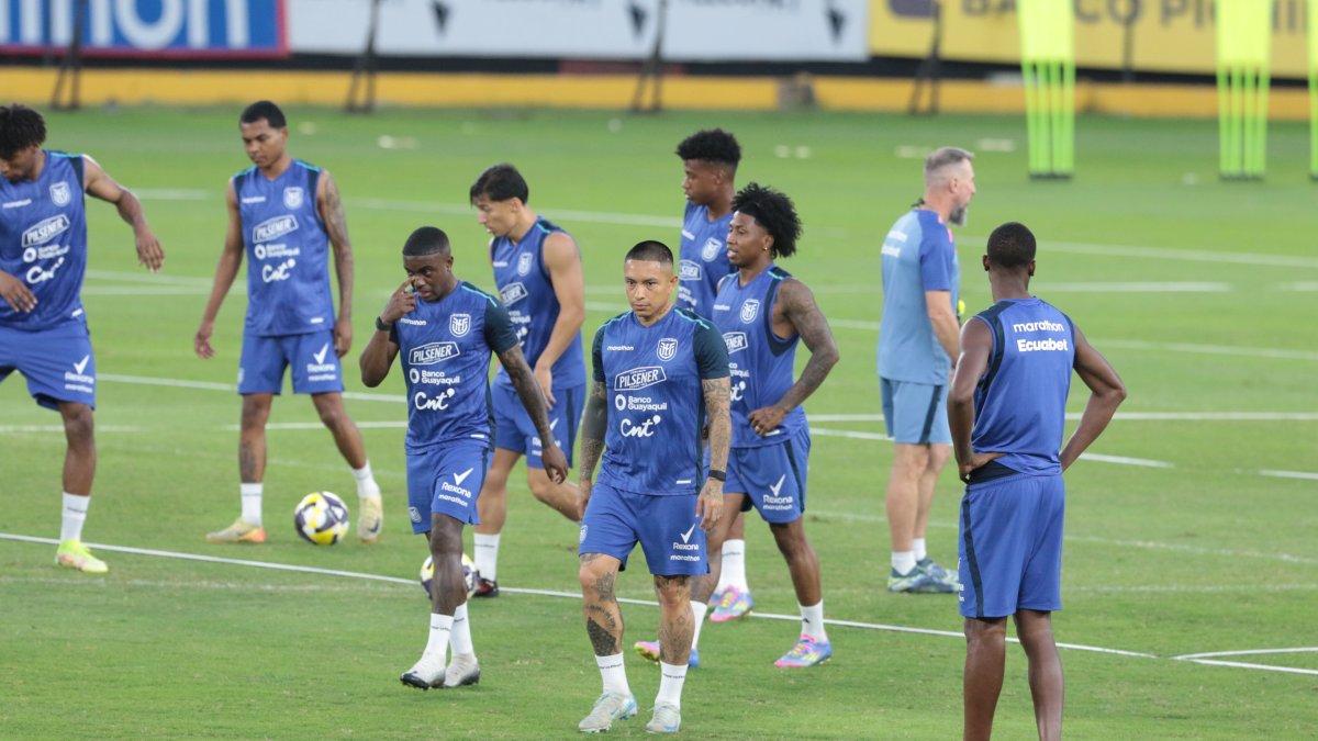 Los jugadores de la selección ecuatoriana de fútbol en el último entrenamiento en Guayaquil, en la cancha del estadio Monumental.