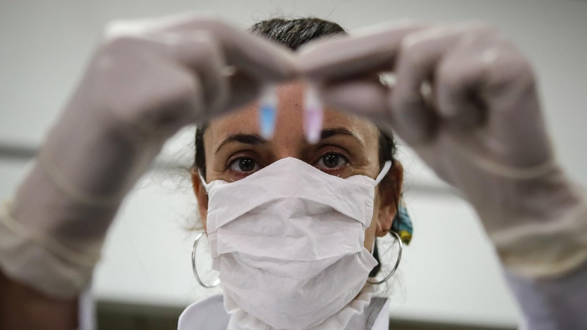 Una científica en un laboratorio del Consejo Nacional de Investigaciones Científicas y Técnicas (Conicet) en Buenos Aires (Argentina).