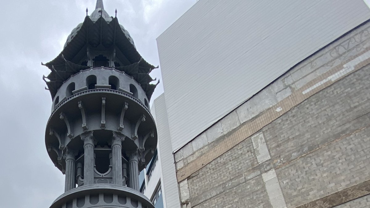 El artista de Bradford Saad Qureshi junto a la 'Torre del Ahora', una obra que busca reunir en una sola figura las distintas culturas que habitan en la Ciudad de la Cultura del Reino Unido 2025.