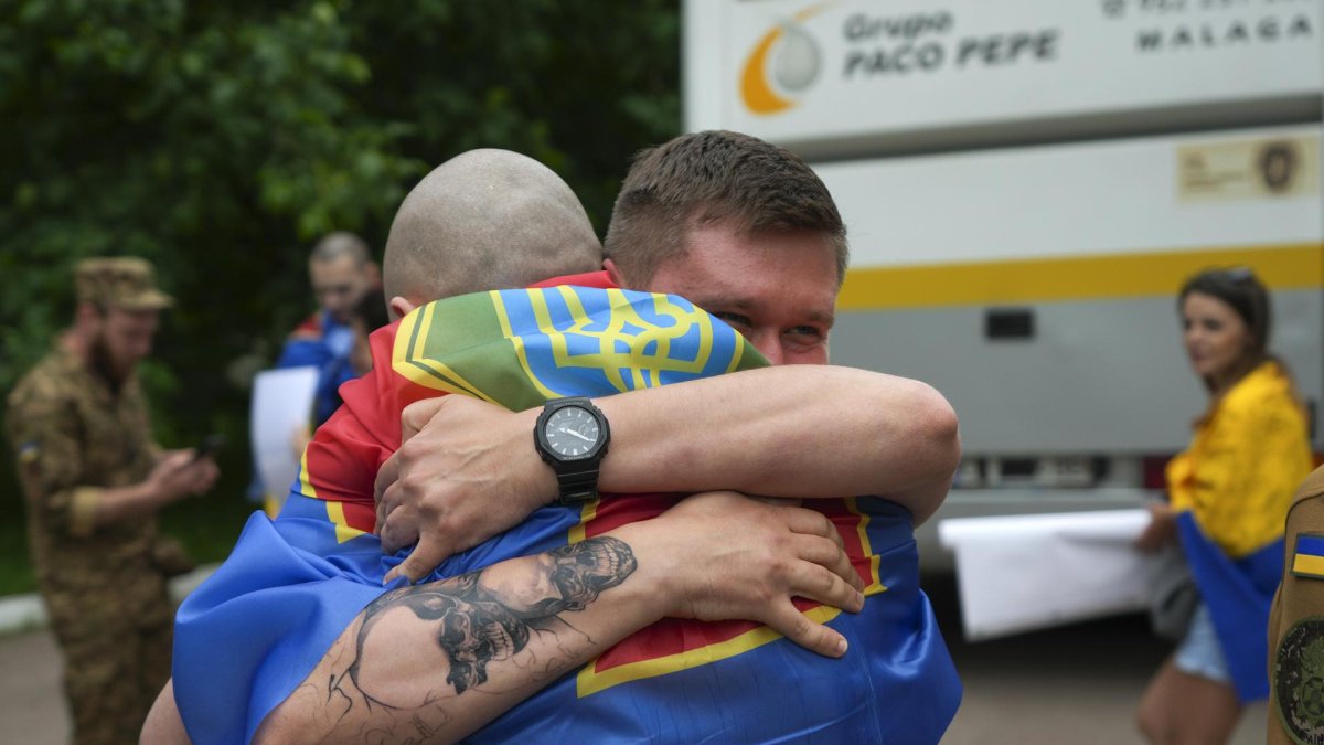 Prisioneros de guerra ucranianos se abrazan después de un intercambio, Ucrania, el 9 de junio de 2025, en medio de la invasión rusa.