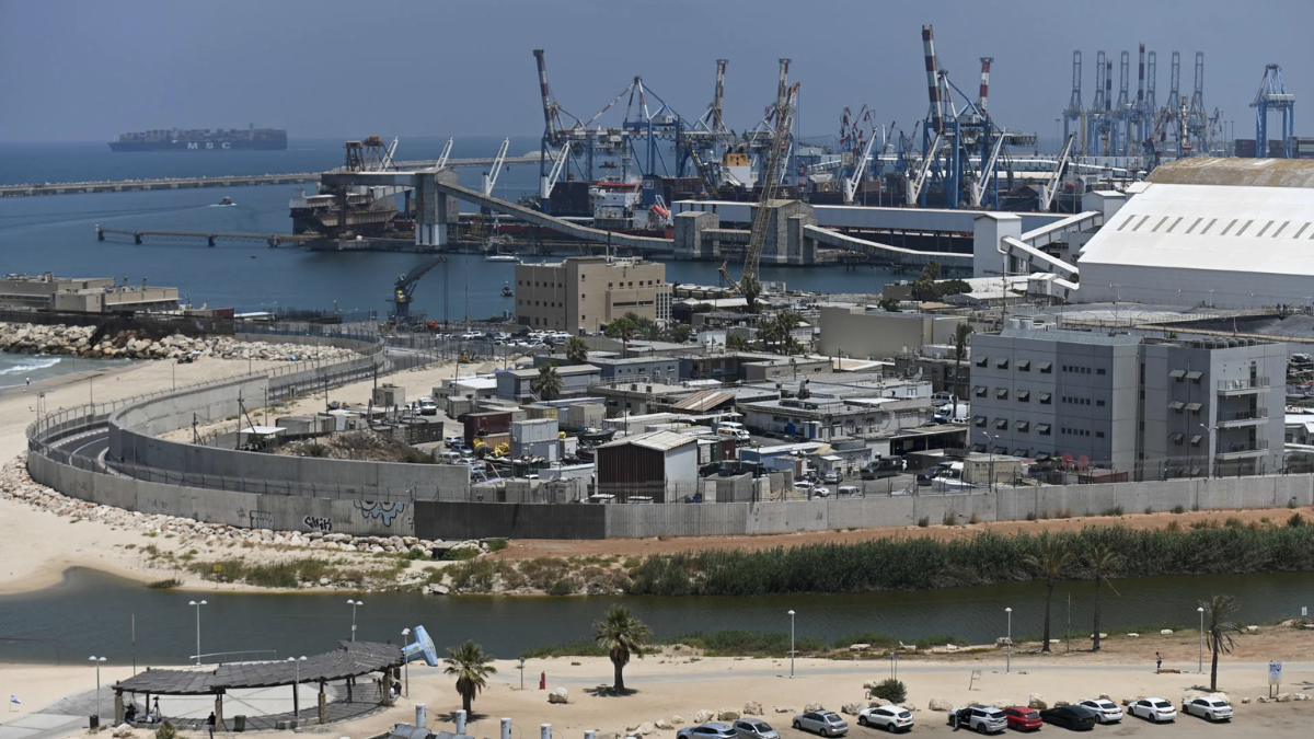 Activistas de la Flotilla de la Libertad preparando el buque Madleen en Sicilia antes de zarpar rumbo a Gaza.