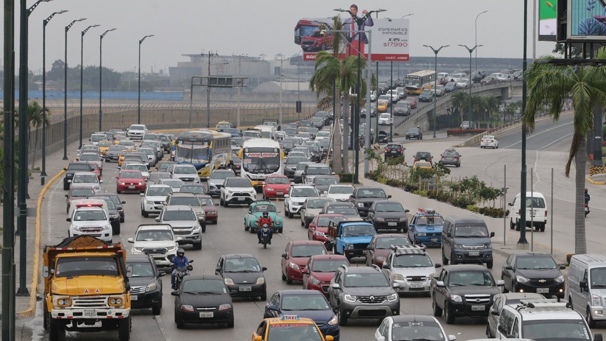 Cientos de vehículos circulan a diario por la avenida Pedro Menéndez Gilbert, en el norte de Guayaquil.