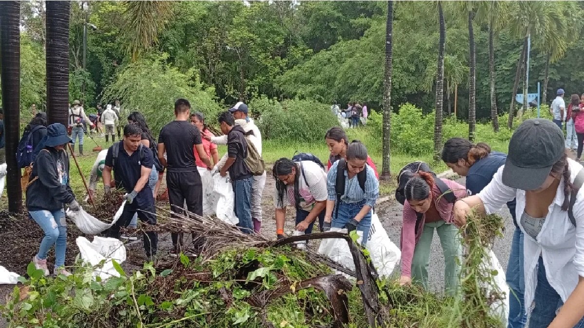 Jóvenes en Acción realizaron limpieza en Área de Recreación Parque Lago