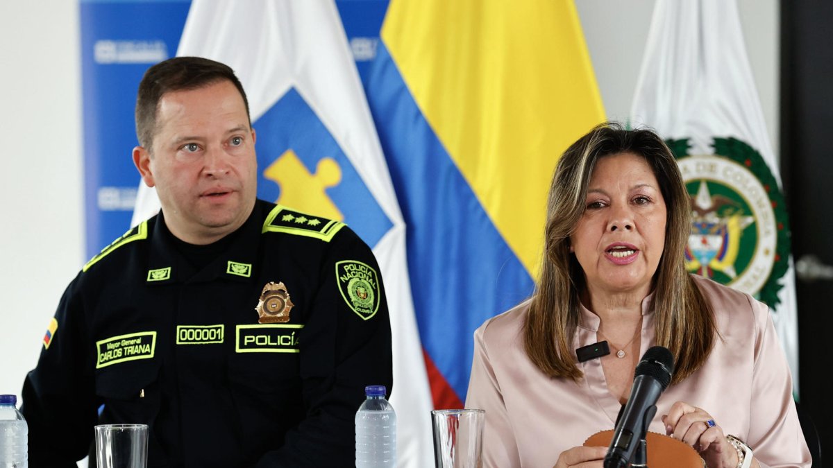 La fiscal general de Colombia, Luz Adriana Camargo, habla junto al director general de la Policía, Carlos Fernando Triana, durante una rueda de prensa este 9 de junio de 2025, en Bogotá (Colombia).