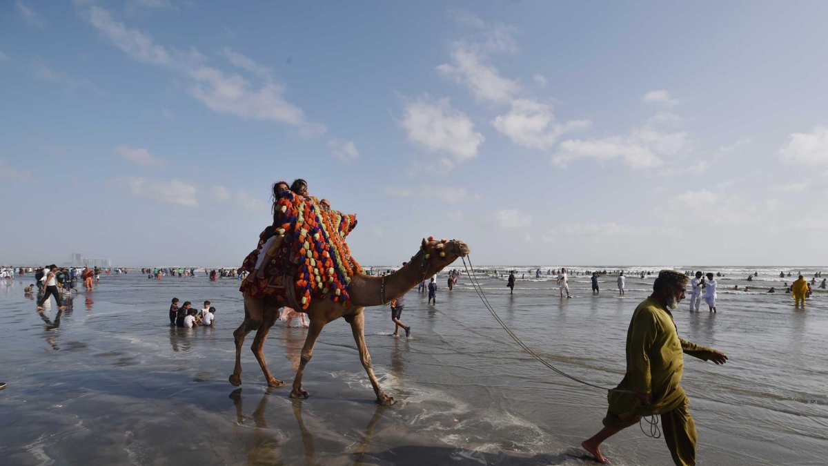 La gente se refresca en el Mar Arábigo durante el clima cálido en el tercer día de la festividad del Eid al-Adha en Karachi, Pakistán, el 9 de junio de 2025.