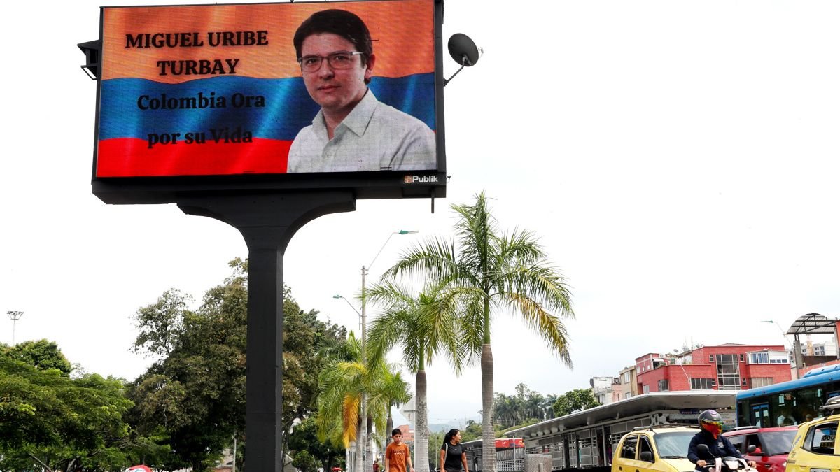 Fotografía de una pantalla en la se observa una imagen del senador y precandidato presidencial Miguel Uribe Turbay, en Cali (Colombia).