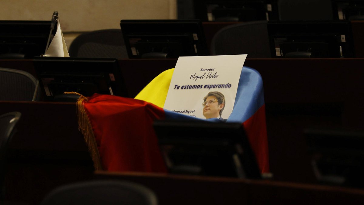 Fotografía de la curúl del senador Miguel Uribe Turbay cubierta con la bandera de Colombia este lunes, en Bogotá (Colombia).