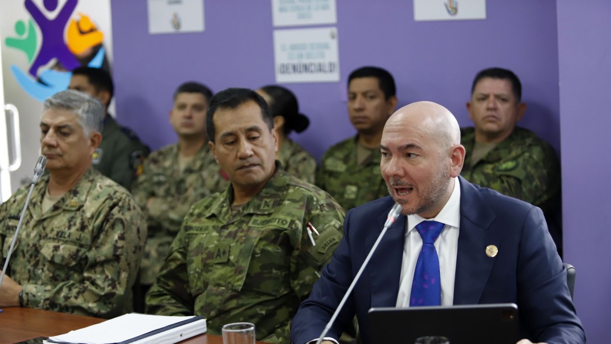 El ministro de Defensa Gian Carlo Loffredo fue ratificado en el cargo para el nuevo periodo del presidente Daniel Noboa