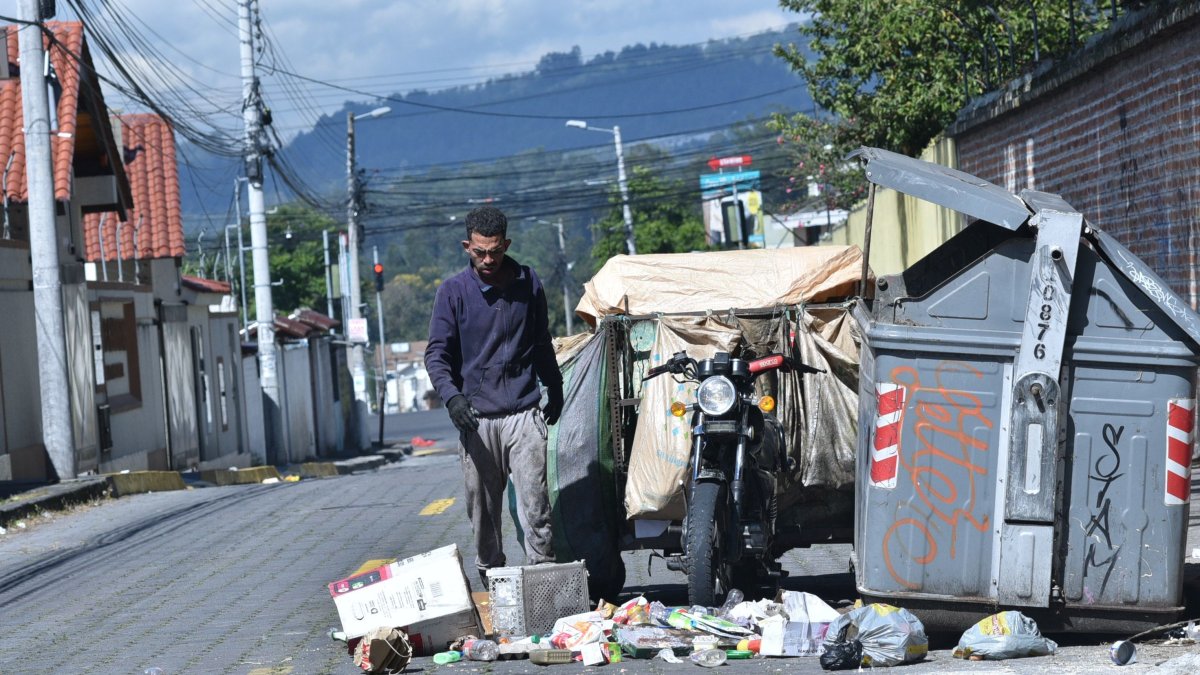 Problema. En Conocoto hay basura y los contenedores están dañados. Habitantes de calle buscan entre la basura botellas y cartones.