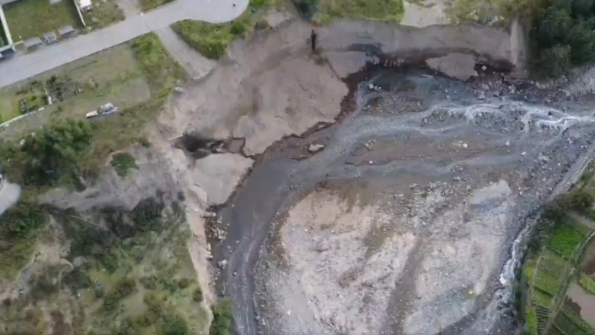 Tras el derrumbe en un talud del río Monjas, los escombros quedaron al lado del cauce, al pie de una urbanización privada.