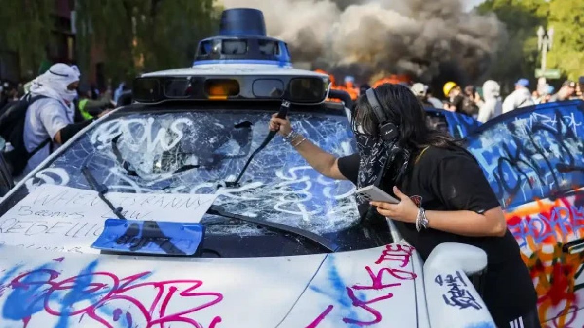 Los taxis fueron quemados el domingo muy cerca de donde se desarrolló una manifestación contra las redadas migratorias.