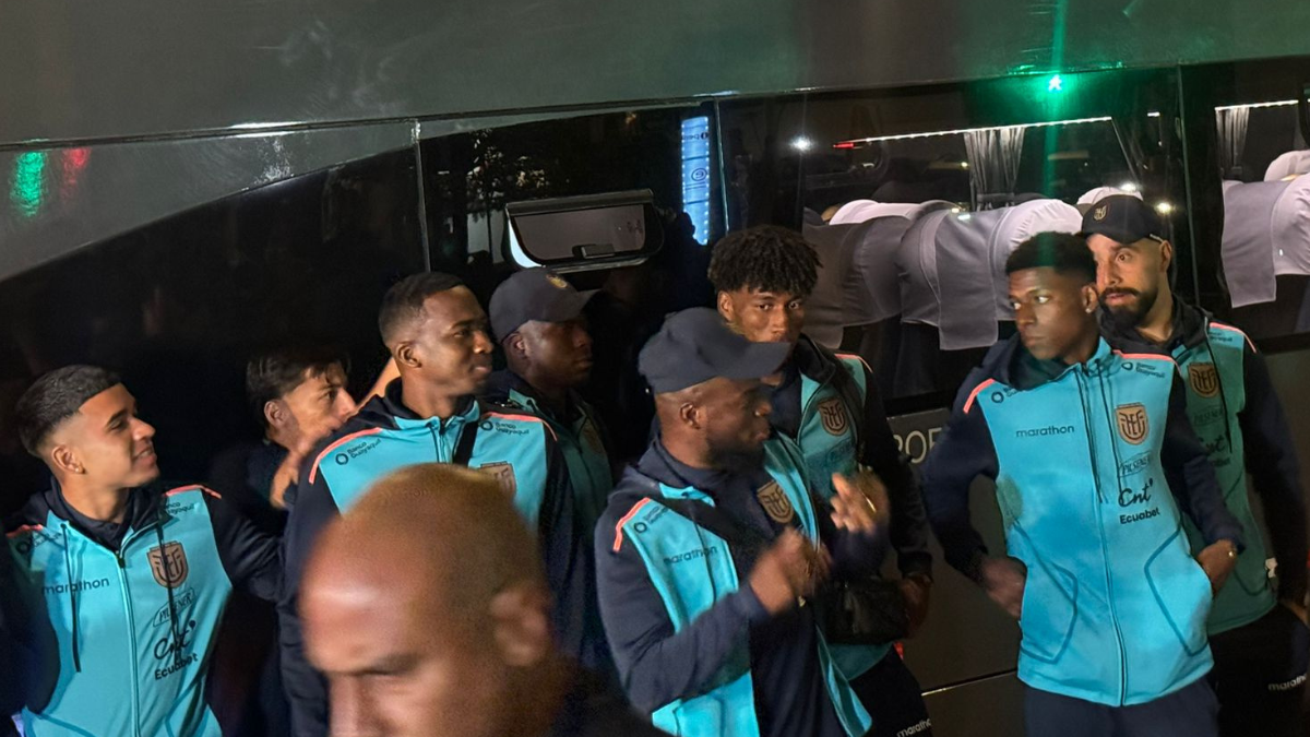 Enner Valencia, capitán de la selección ecuatoriana, saluda a los hinchas que ovacionaron a la Tricolor en Lima.