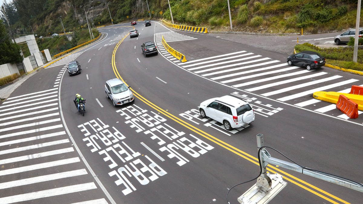 Los vehículos livianos pagan USD 0,40, por el peaje Guayasamín.