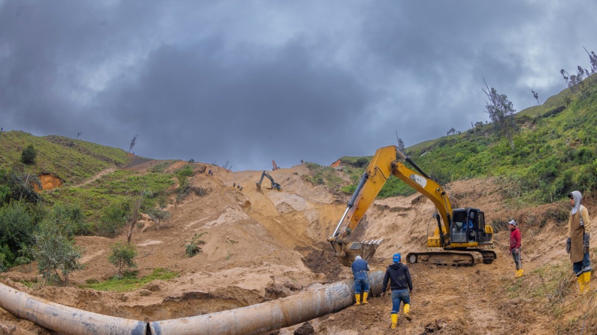 Personal técnico trabaja en la reparación de la tubería dañada por el deslizamiento en Carigán.