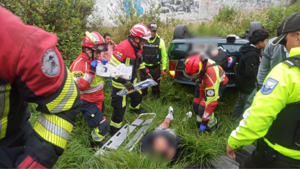 Personal de Bomberos atendió un accidente de tránsito, un vehículo cayó dentro de una pendiente al sur de Quito.