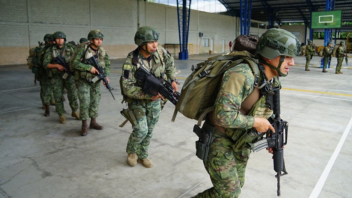 Militares durante un operativo en Alto Punino, en la provincia de Orellana.