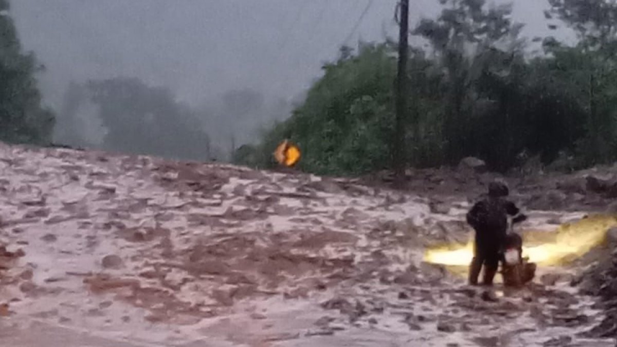 El derrumbe en la vía a Lago Agrio obligó a suspender la circulación vehicular en esa carretera de Sucumbíos.