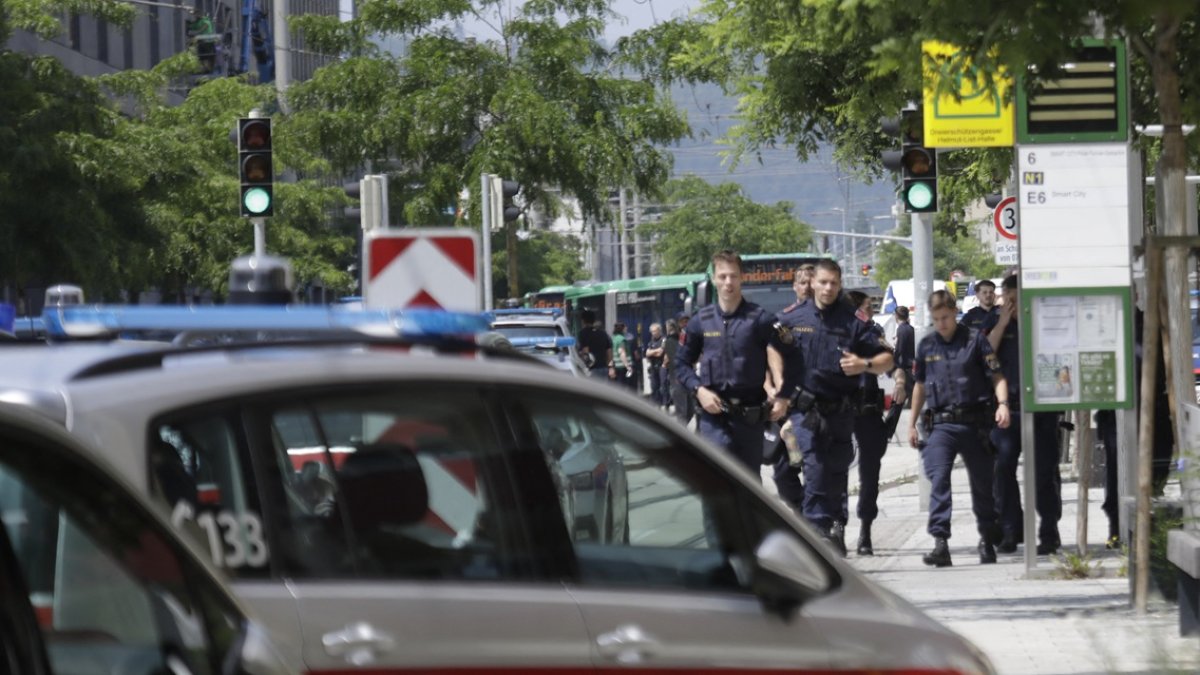 La policía camina cerca de una escuela donde varias personas murieron en un tiroteo, el 10 de junio de 2025 en Graz, sureste de Austria.