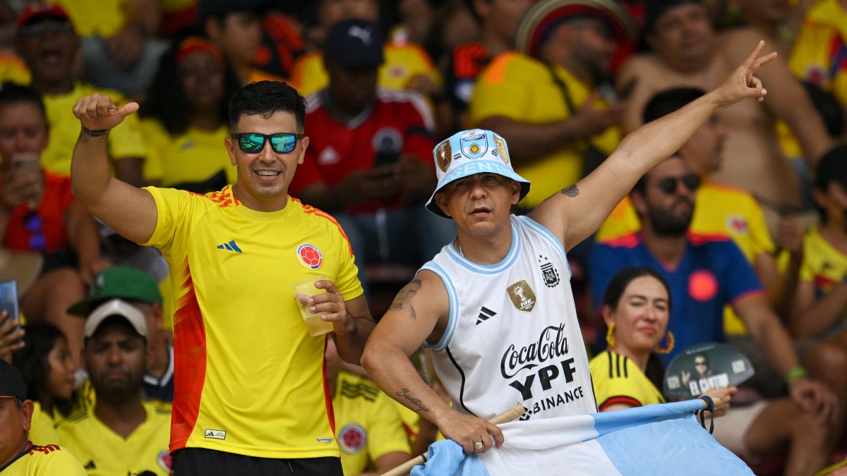 Aficionados de Colombia y Argentina animan antes del partido en el estadio Metropolitano Roberto Meléndez de Barranquilla, Colombia.