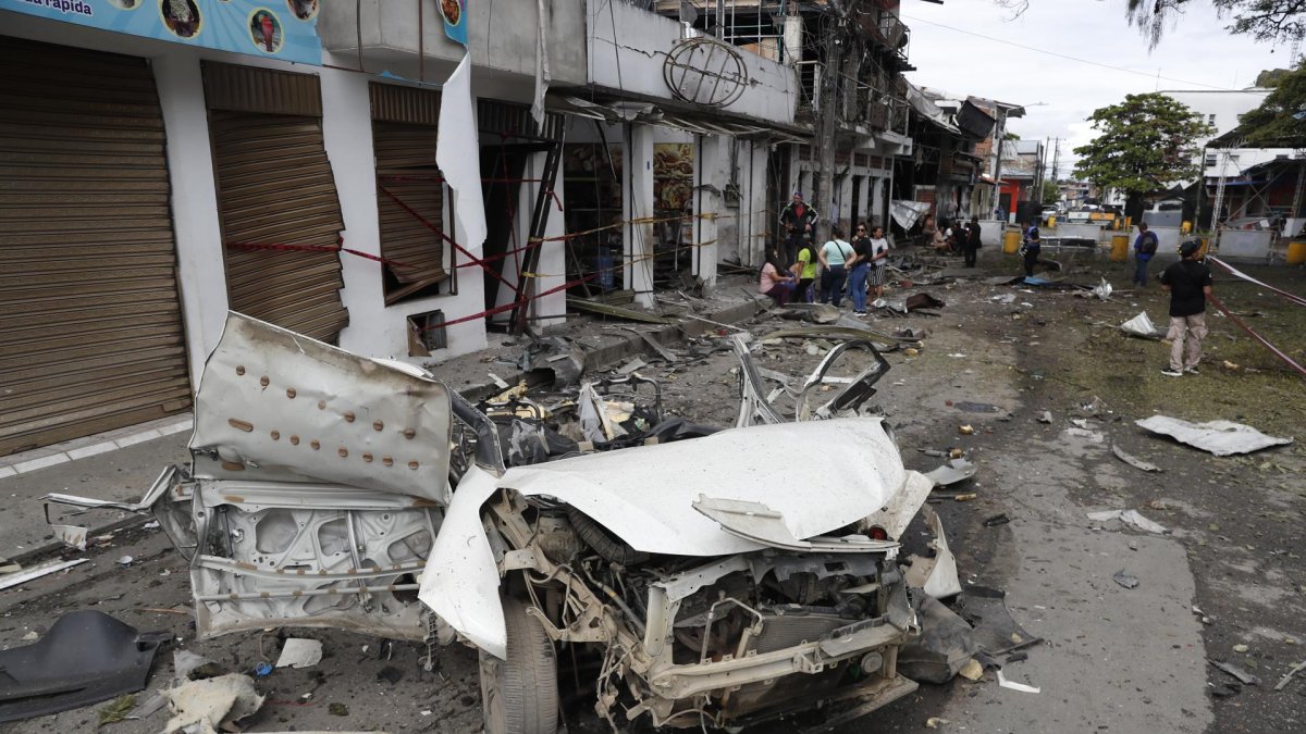 Los escombros de un automóvil aparecen dispersos luego de una explosión este martes 10 de junio de 2025, en Corinto, Cauca (Colombia).