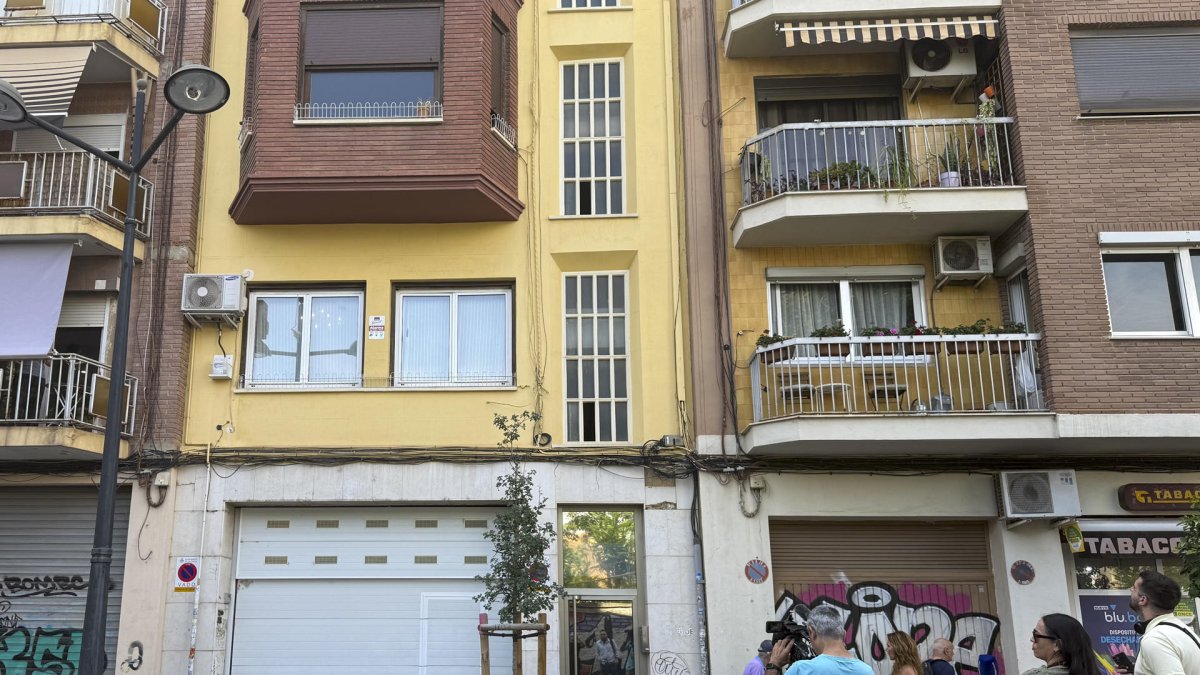 Varios periodistas aguardan ante la casa del exministro y diputado por Valencia, José Luis Ábalos.