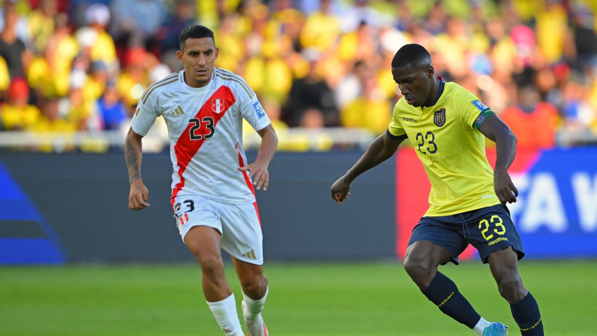 Alex Valera y Moises Caicedo durante el partido entre Ecuador y Perú, en el estadio Rodrigo Paz Delgado de Quito el 10 de septiembre de 2024.
