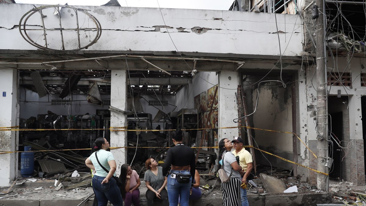 Personas observan los daños ocasionados por una explosión este martes, en Corinto, Cauca (Colombia).
