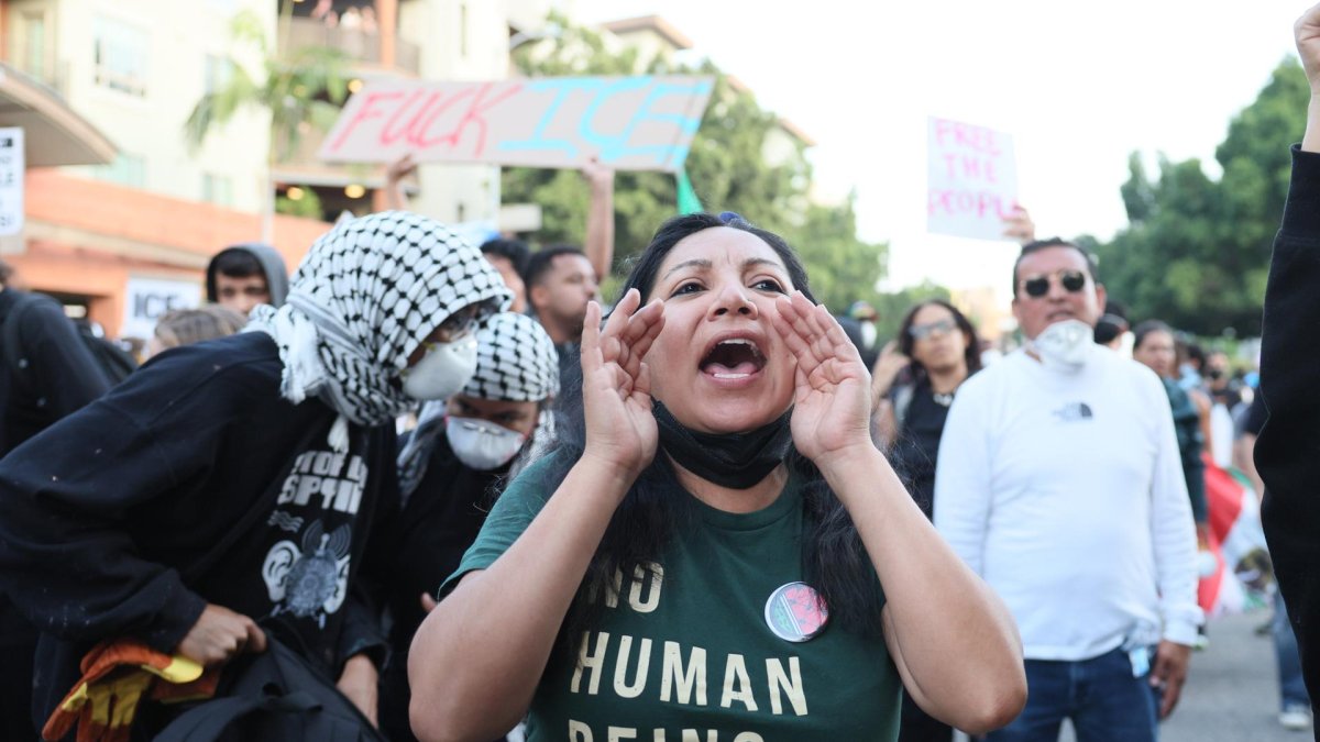 Manifestantes se enfrentan a la policía en Los Ángeles, California, EE.UU., el 9 de junio de 2025.