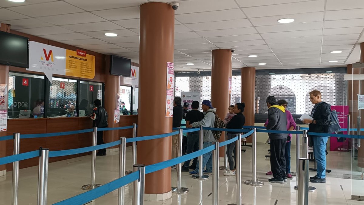 Imagen referencial. En el edificio del Municipio de Cuenca, ubicado en la calle Sucre y Benigno Malo, se puede realizar el pago de la patente de forma presencial.